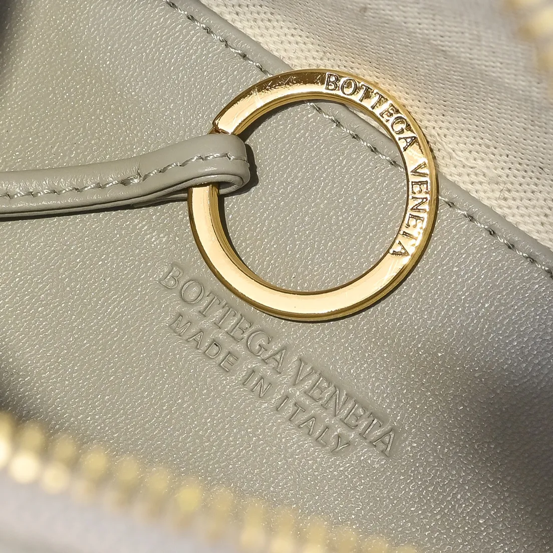 Batch 1360 BOTTEGA VENETA new loop is here! ! Many girls who like BV have owned the Loop bag. It has a simple appearance, classic weaving, and a compact and lightweight bag shape. This innovation continues the "camera bag" shape. Unlike the traditional Loop bag, which can only be worn as a crossbody bag, this innovation It can be carried by hand or cross-body, satisfying both the concave shape and daily needs. The oversized buckle can be folded and used as a handle. The sultry heat in summer ☀️ usually reduces people's desires. Having a lightweight bag will greatly enhance the happiness of traveling🫧 Style number: 6615 Size: 19*12*9cm